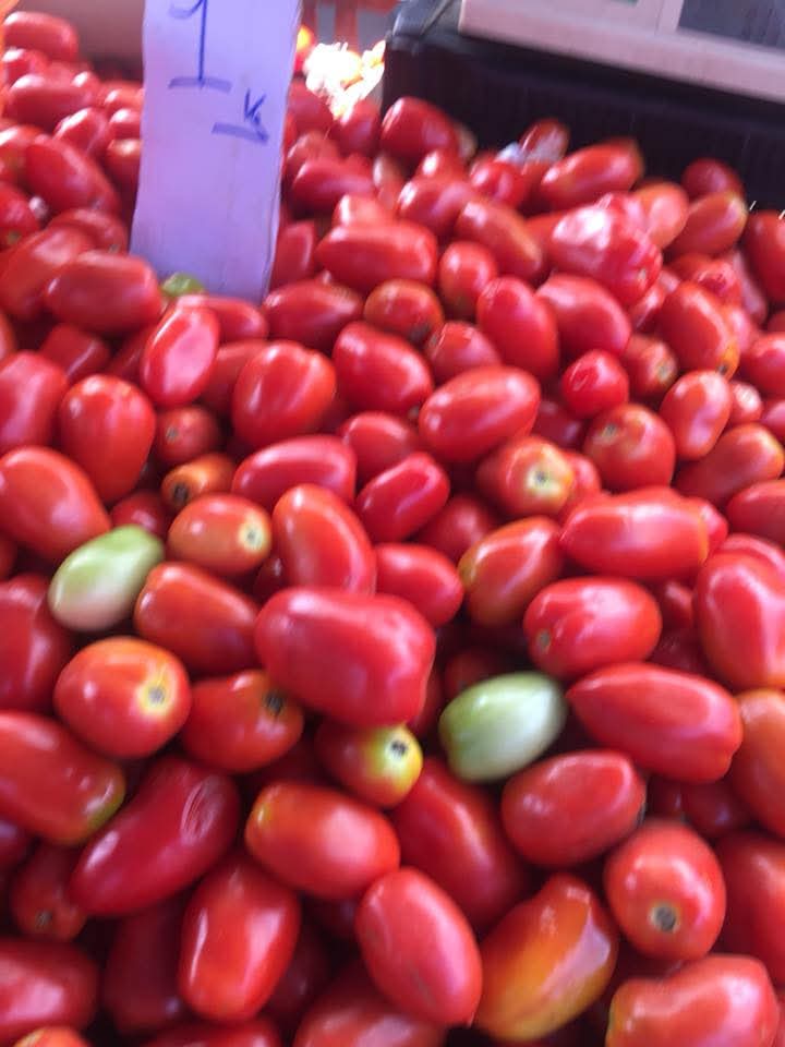 La tomate péi accompagne les jardins, les rougails et de nombreux plats du quotidien.